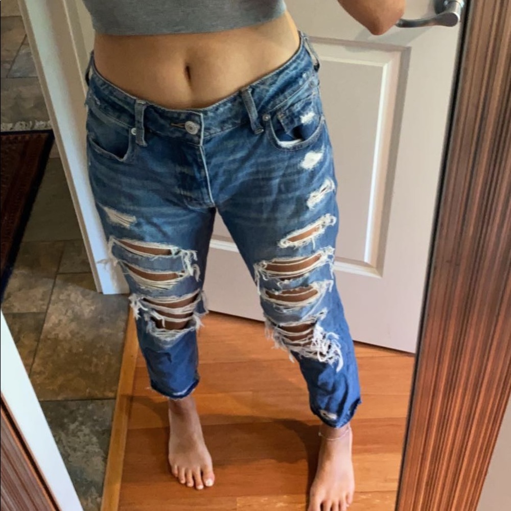 american eagle ripped blue wash mom jeans